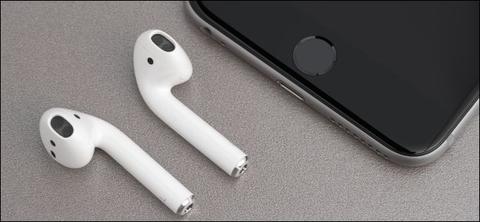 Imagem de 2 airpods e um iphone