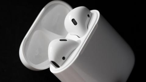 Imagem de 2 airpods dentro do carregador