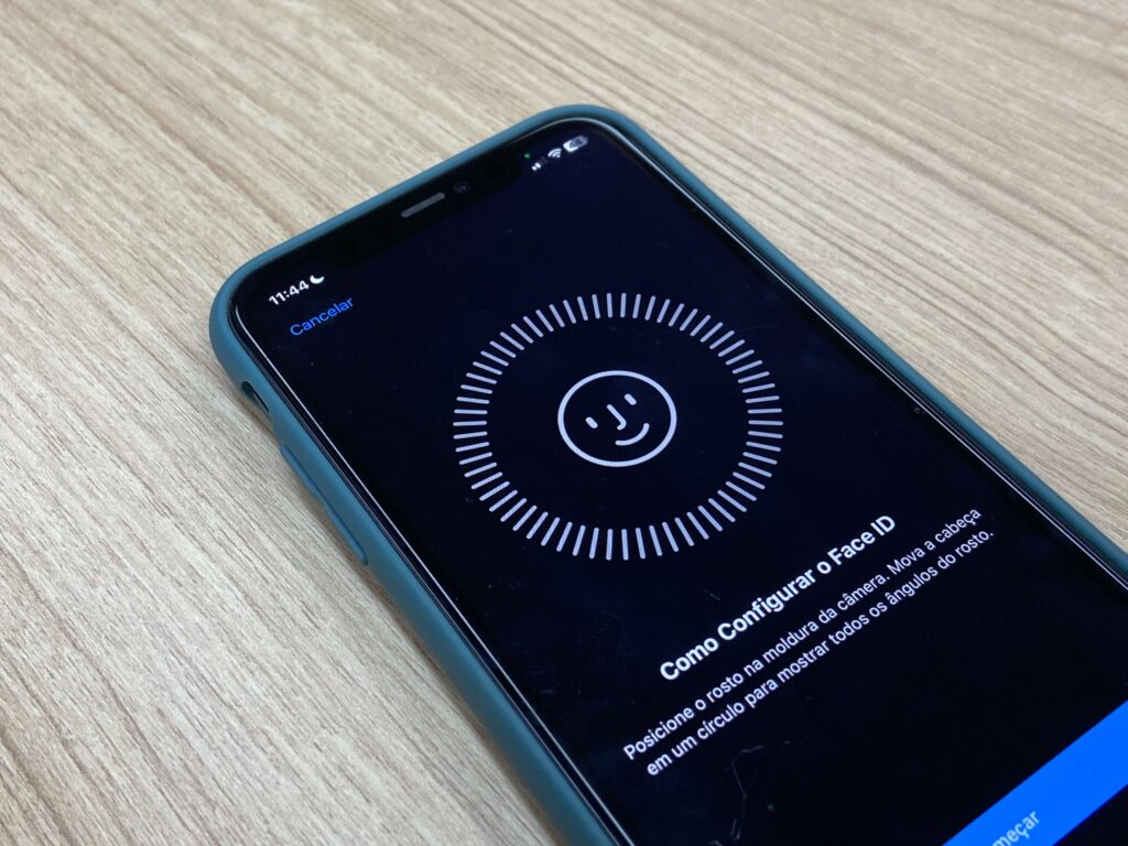 Imagem de um iPhone com a tela de configuração do Face ID